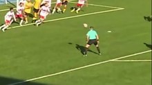 "Prodezza" di testa e palla all'angolino: il quasi-gol dell'arbitro è virale