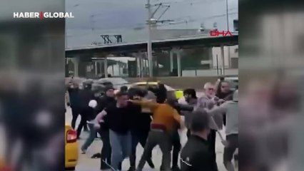 Bursa'da demir sopa ve yumruklu kavga! Cep telefonu kamerasına yansıdı