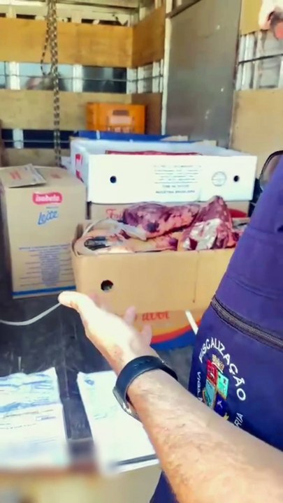 Polícia flagra 1,5 tonelada de carne imprópria para consumo em Palhoça