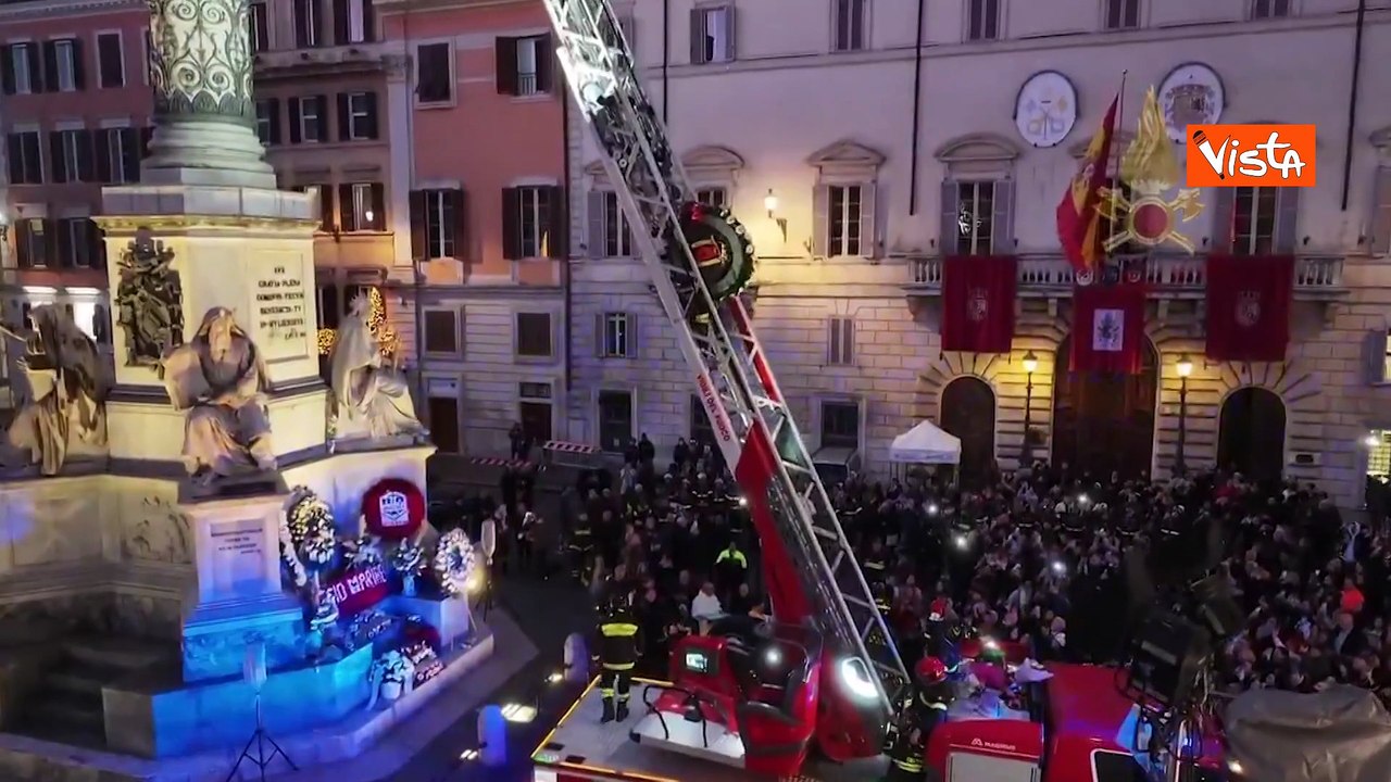 Il tradizionale omaggio dei Vigili del Fuoco alla Madonna a piazza di Spagna con la corona di fiori