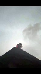 Éruption sous orage : quand la nature mélange les effets spéciaux