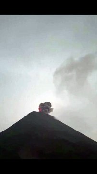 Éruption sous orage : quand la nature mélange les effets spéciaux