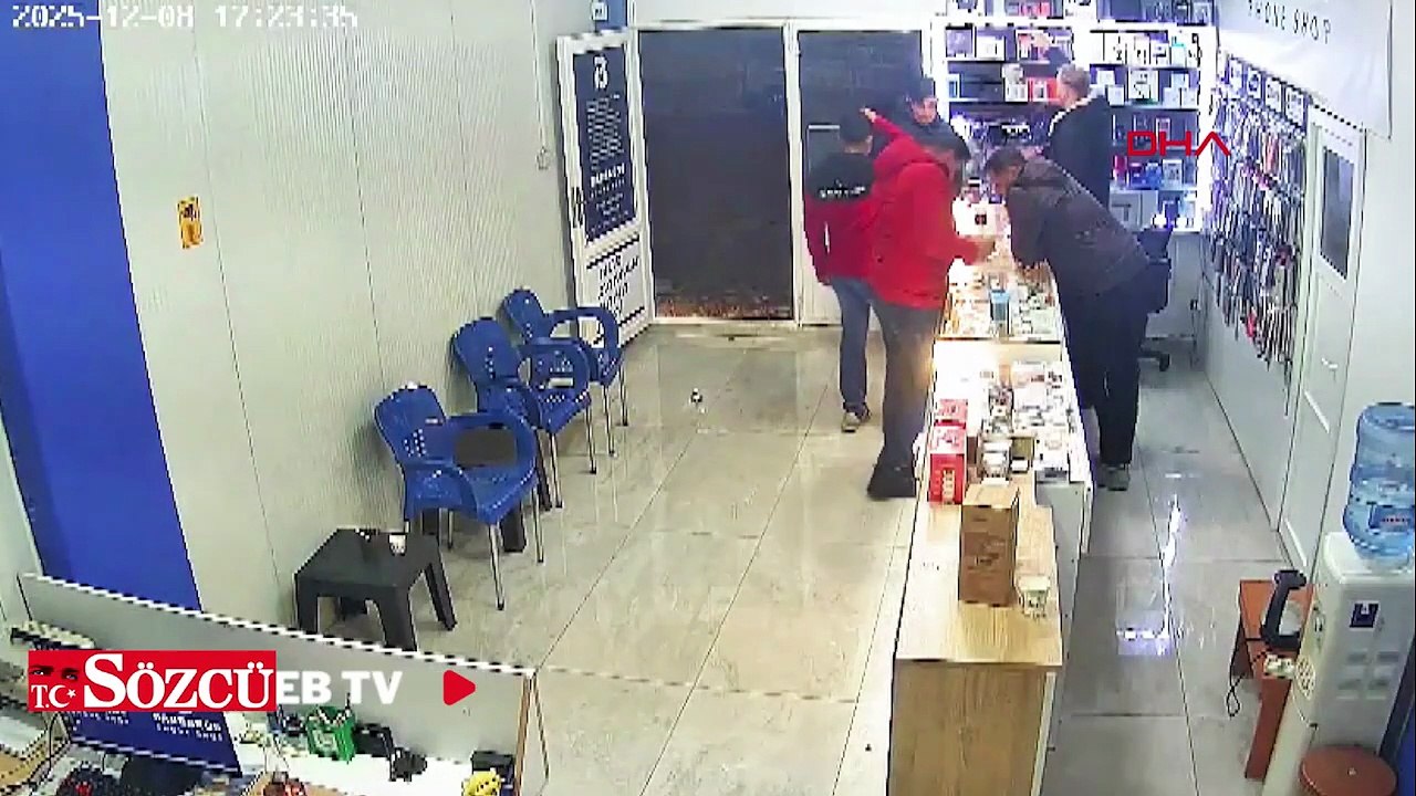 Tamire getirilen cep telefonu alev aldı; o anlar kamerada