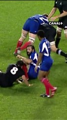 Revivez l’énorme plaquage de Sébastien Chabal sur l’emblématique troisième ligne néo-zélandais Chris Masoe 🤯Notre consultant et figure iconique du rugby français fête aujourd’hui ses 48 ans 🎂Joyeux anniversaire Sébastien 🥳