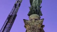 À Rome, la magie de l’Immaculée Conception brille encore. Comme chaque année, un pompier a gravi la grande échelle pour déposer une couronne de fleurs au sommet de la statue de la Vierge Marie.