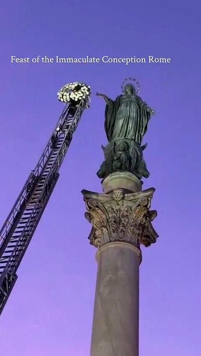À Rome, la magie de l’Immaculée Conception brille encore. Comme chaque année, un pompier a gravi la grande échelle pour déposer une couronne de fleurs au sommet de la statue de la Vierge Marie.
