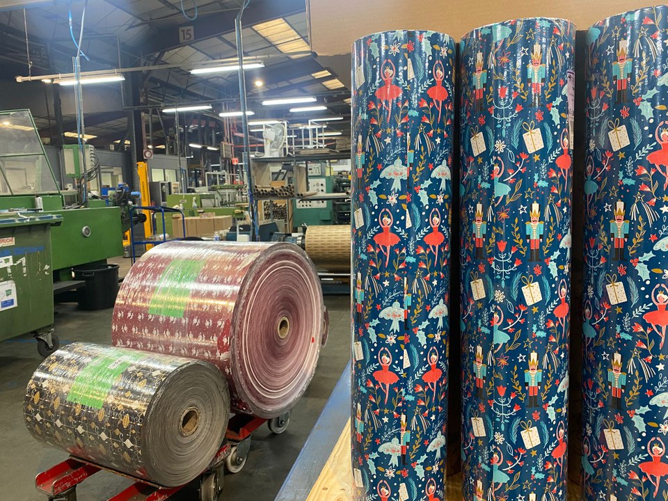 Papiers cadeaux et pochettes de Noël : la Papeterie du Poitou en plein rush avant les fêtes