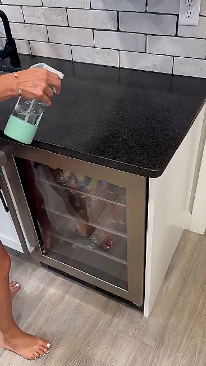 Ce perroquet imite un pulverisateur et c'est très drôle