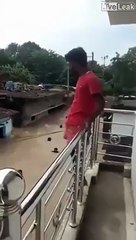 Il utilise les inondations pour se déplacer en ville