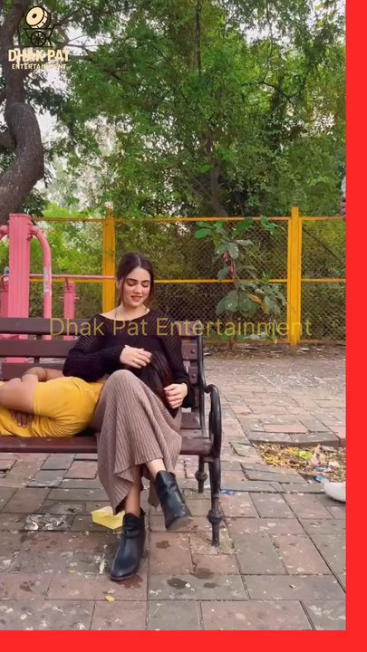Maza Le Raha Tha Girlfriend Ke Godh Main 🤦