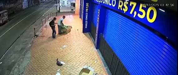 VÍDEO: Suspeitos tentam arrombar loja em Cajazeiras