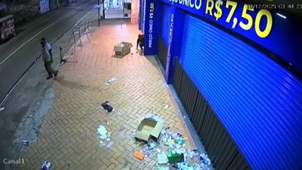 VÍDEO: Suspeitos tentam arrombar loja em Cajazeiras 2