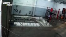 Trabalhador despenca de 7 metros em oficina e sai praticamente ileso
