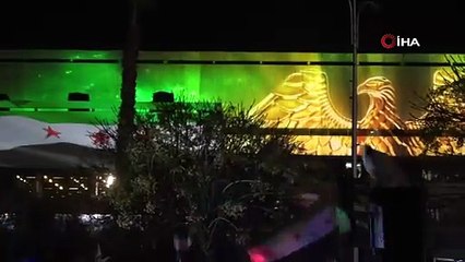 Suriyeliler Esad rejiminin devrilmesinin 1’inci yıl dönümünü Emevi Meydanı’nda kutladı