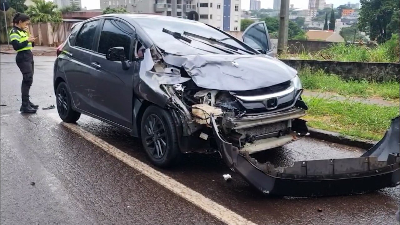 Prejuízo: Pajero e Honda Fit batem em cruzament...