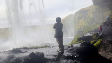 El salto de Seljalandsfoss, una cortina de agua que se recorre por dentro