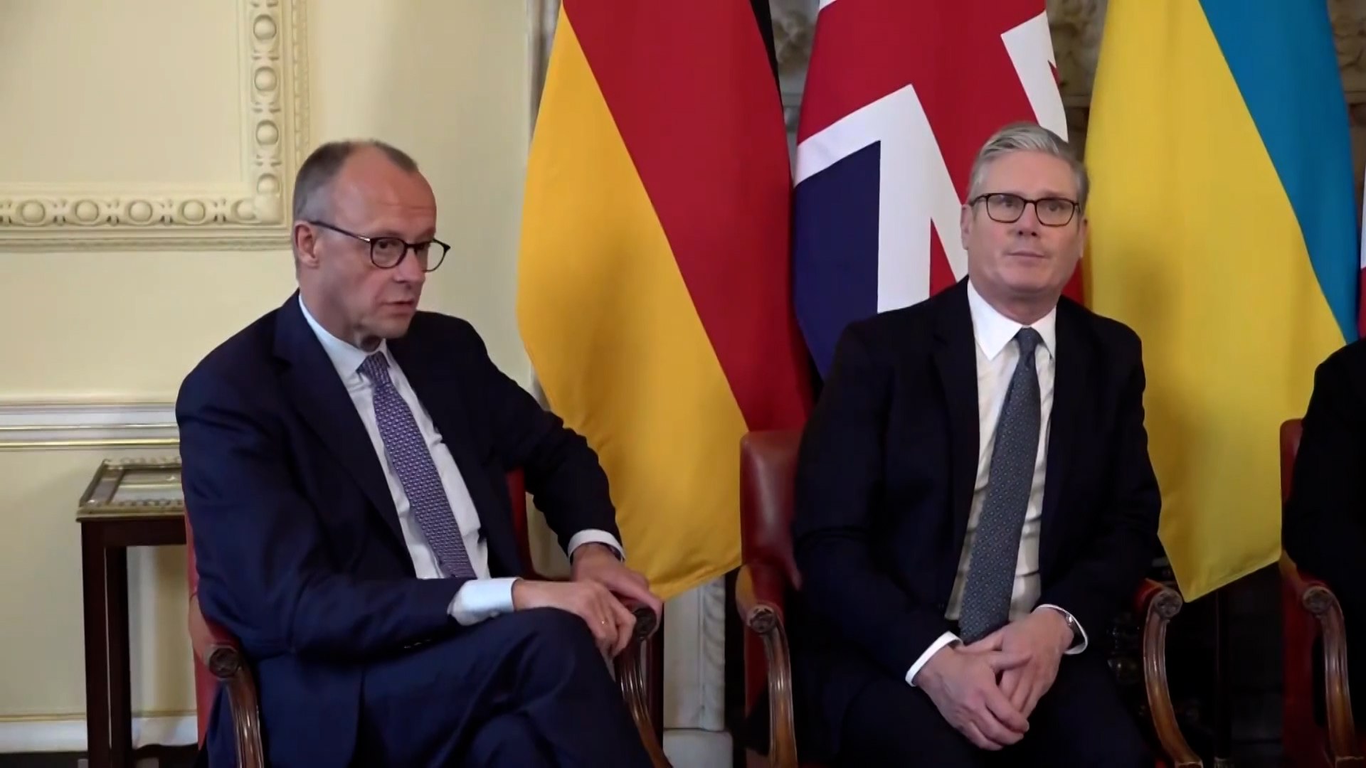 El canciller alem�n, Friedrich Merz, manifest� el lunes un marcado "escepticismo" acerca de algunos aspectos de la postura que Estados Unidos mantiene respecto al posible final de la guerra en Ucrania. Aunque evit� profundizar en cu�les son exactamente los puntos que generan dudas dentro del Gobierno alem�n, sus declaraciones dejaron entrever que existen discrepancias relevantes entre ambos aliados en torno a la estrategia a seguir en los pr�ximos meses. La informaci�n fue difundida por la agencia Reuters, que recogi� sus palabras durante una comparecencia ante la residencia del primer ministro brit�nico.
Merz habl� frente al n�mero 10 de Downing Street, poco antes de reunirse con los l�deres de Ucrania, Reino Unido y Francia, en un encuentro que ten�a como objetivo coordinar posiciones y revisar los distintos enfoques diplom�ticos y militares sobre el conflicto. El canciller explic� que en Berl�n se observan con inquietud "detalles concretos que aparecen en los documentos provenientes de Estados Unidos", documentos que, seg�n sugiri�, plantean propuestas o escenarios que requieren un an�lisis minucioso.
Sin ofrecer mayores precisiones, Merz insisti� en que estas diferencias deben discutirse cara a cara para evitar interpretaciones err�neas y avanzar hacia una posici�n com�n. "Para eso estamos aqu�", afirm�, subrayando que la unidad entre aliados es esencial en un momento tan delicado para Europa y la seguridad internacional.