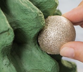 Reuse and create festive decorations 🎄