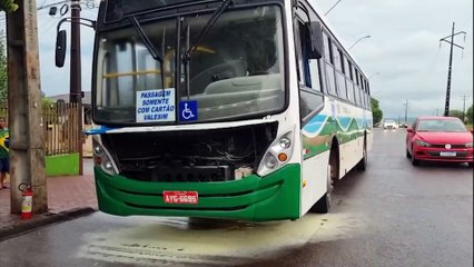 Motor de ônibus do transporte público pega fogo e assusta passageiros no Floresta