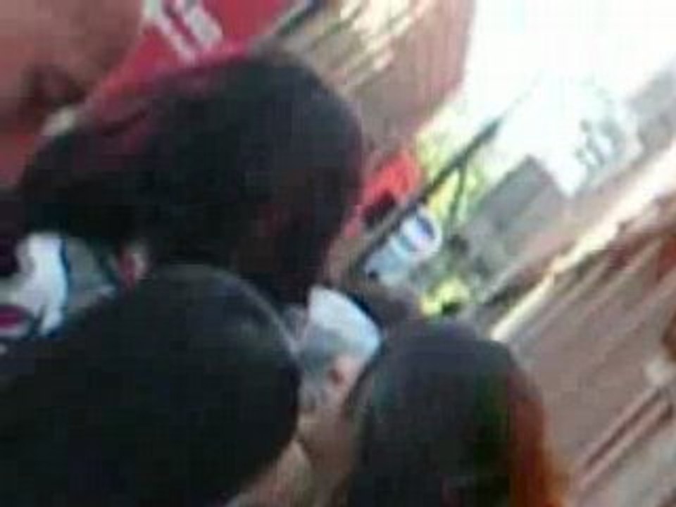 Tom qui signe quelques autographes avant de rentrer