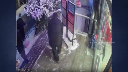 [나우쇼츠] 음식 기다리며 쌓인 눈 치워준 배달 기사 / YTN