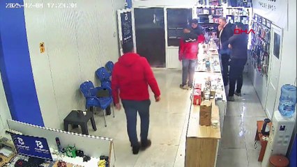 Tamirdeki cep telefonu bir anda patlayıp alev aldı! O anlar kamerada