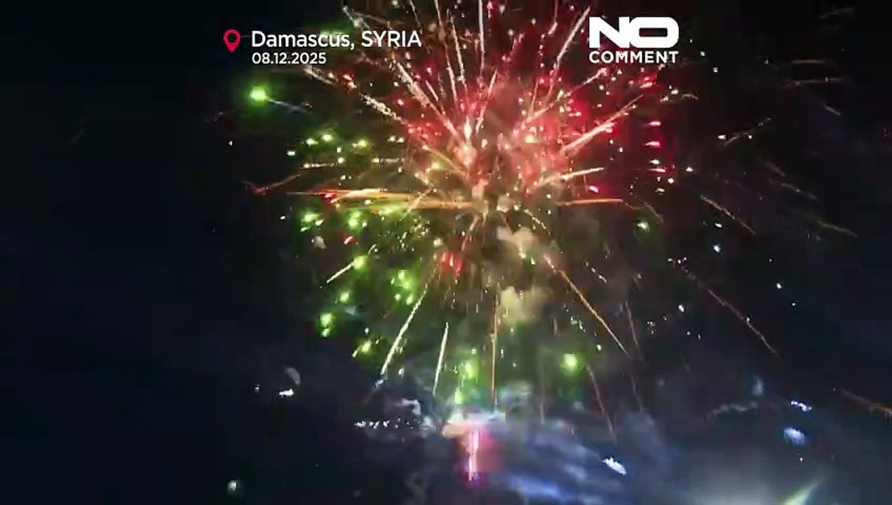 Σύροι τιμούν την πρώτη επέτειο της ανατροπής το...