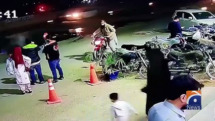 کراچی- کھلے مین ہول میں بچے ابراہیم کے گرنے کی سی سی ٹی وی ویڈیو سامنے آگئی