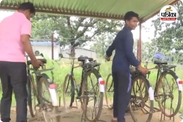 ग्रामीणों को साइकिलें