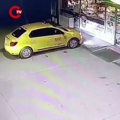 Marketteki arkadaşının taksisini çaldığı anlar kamerada