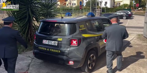 Un sistema di false fatture e autoriciclaggio: due imprenditori del Cosentino ai domiciliari per evasione fiscale. Sequestro da 2,5mln