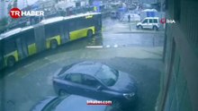 Sultangazi'de İETT hızını alamadı: Direğe çarparak durabildi! Yolcular panik dolu anlar yaşadı