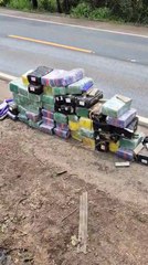 Carreta se acidenta e PRF encontra 2 toneladas de maconha na BR-365