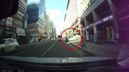 지하주차장 나오던 차량 맞은편 술집 돌진...인명피해 없어 / YTN