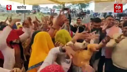 ग्रामीणों ने नदी में बोरवेल का किया विरोध, विधायक ने रद्द कराए, ग्रामीणों संग लगाए ठुमके