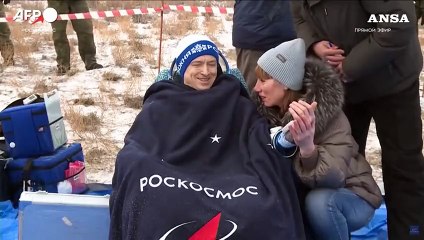 La navicella spaziale Soyuz atterra in Kazakistan dopo la missione spaziale