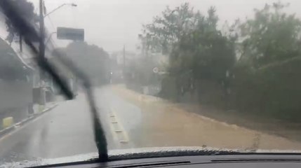 Morro da Cruz, em Florianópolis, vira cachoeira em meio a fortes chuvas devido a ciclone