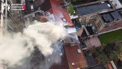Feu de toiture rue de Russie à Saint-Gilles: l'incendie touche le toit voisin