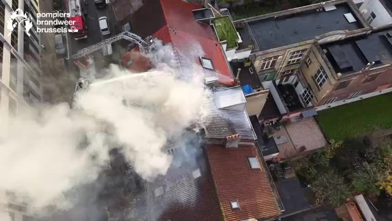 Feu de toiture rue de Russie à Saint-Gilles: l'incendie touche le toit voisin
