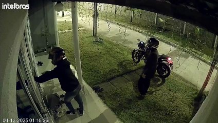 Vídeo mostra dupla invadindo casa dentro de condomínio fechado