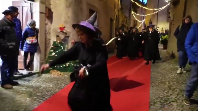 Cimego, al mercatino di Natale streghe protagoniste: sfilata e polenta storica