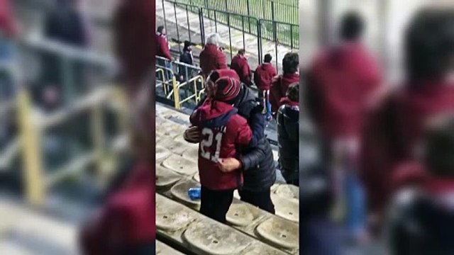 La squadra del cuore subisce gol all'ultimo secondo: la reazione del baby tifoso con la mamma ? commovente