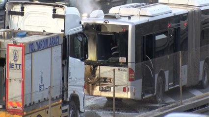Küçükçekmece’de metrobüsün motoru alev aldı: Yangın büyümeden söndürüldü