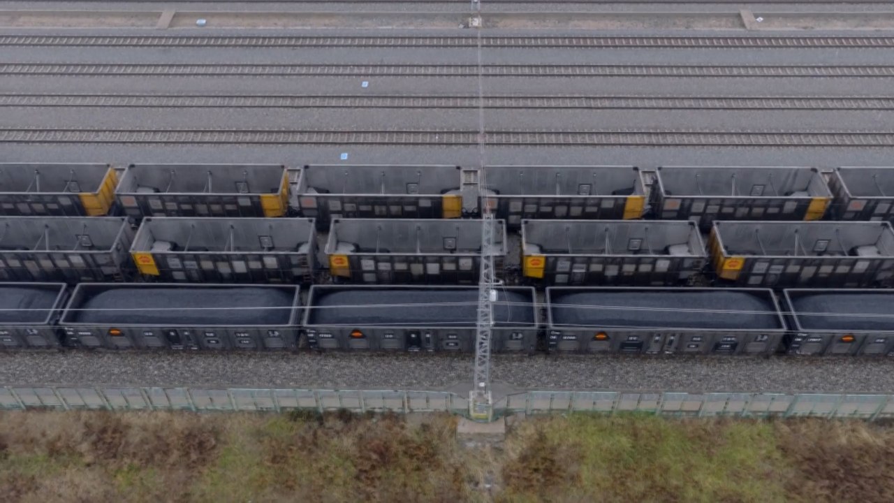 China tests world's first 35,000-ton multi-unit hook-free train