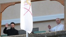 El Papa y Zelenski saludan desde el balcón del Castel Gandolfo en su tercer encuentro