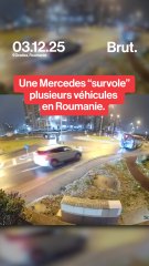 Une Mercedes décolle au-dessus d'un bus et de deux voitures