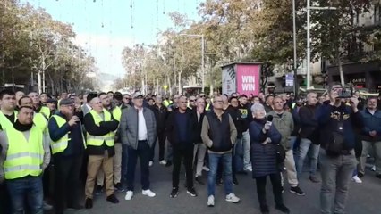 Centenares de taxistas colapsan el centro de Barcelona contra los VTC