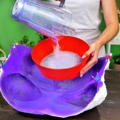 She wrapped her body in silicone! Realistic body cast of a pregnant lady 🤰🏻