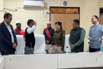 Video: कलेक्टर ने महिला थाना प्रभारी सुनीता भारद्वाज को किया सैल्यूट, ग्रामीण मारते रहे पत्थर लेकिन नहीं डिगा हौसला