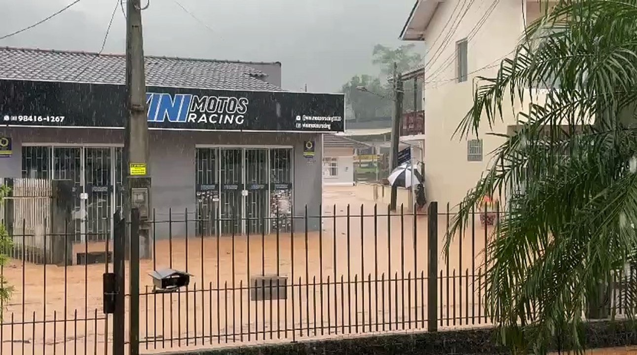 Ruas ficam alagadas e água na altura do joelho em Palhoça